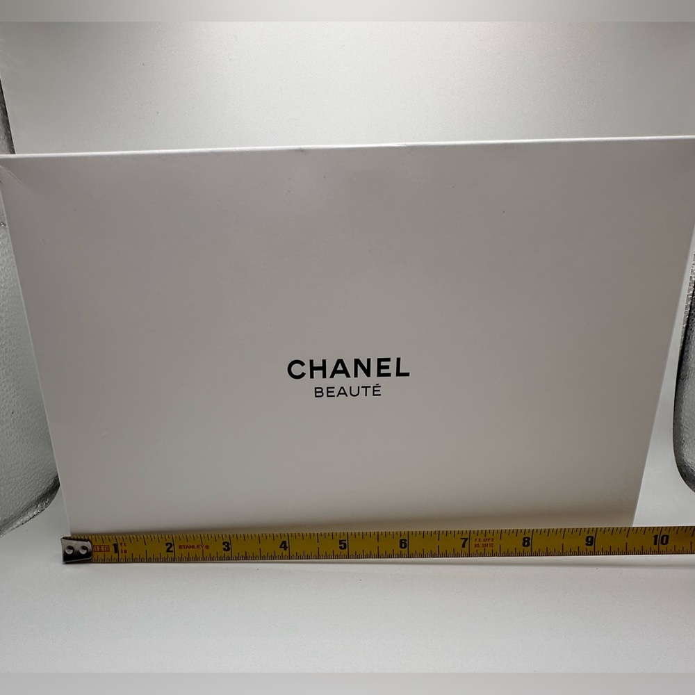 CHANEL GWP White Felt Makeup Pouch - Picture 5 of 12